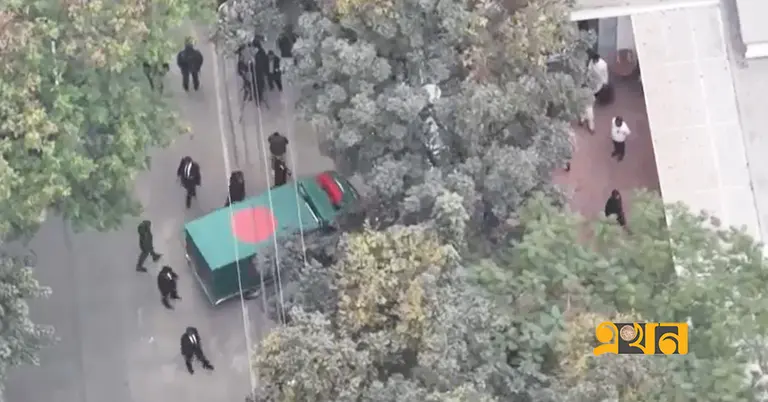 গুলশানের বাসভবনে খালেদা জিয়ার মরদেহবাহী অ্যাম্বুলেন্স